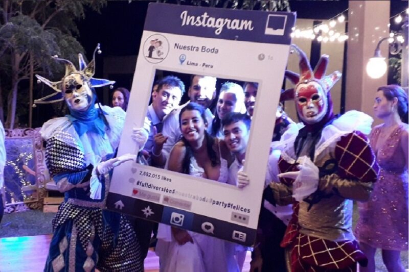 personas disfrutando de una celebración con tematica de hora loca peruana