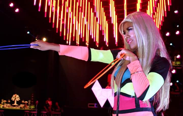 BAILARINES CON LUCES LED EN HORA LOCA LUMINOSA