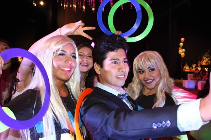 BAILARINES CON LUCES LED EN HORA LOCA LUMINOSA