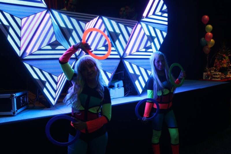 BAILARINES CON LUCES LED EN HORA LOCA LUMINOSA