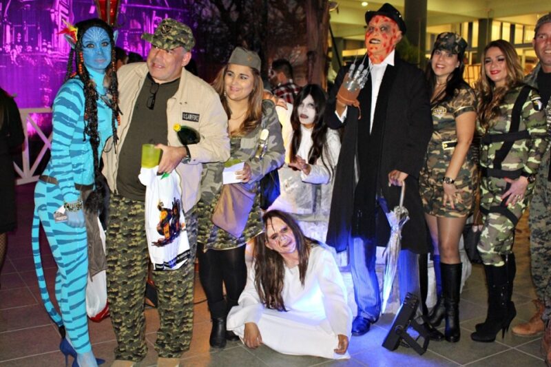 invitados en una mesa disfrutando de una hora lcoa terror