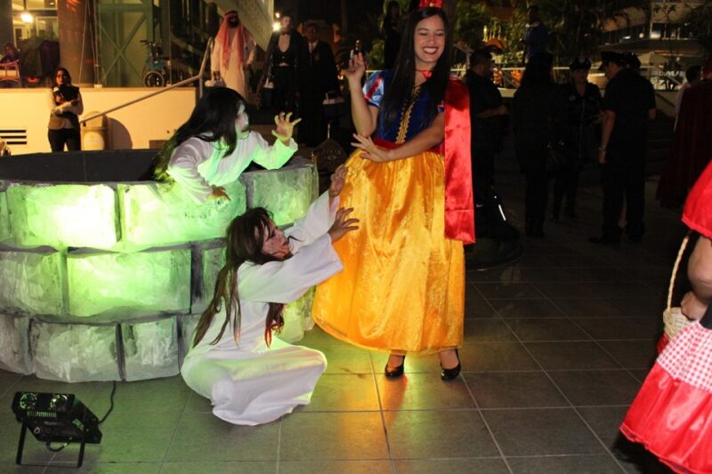 invitados en una mesa disfrutando de una hora lcoa terror