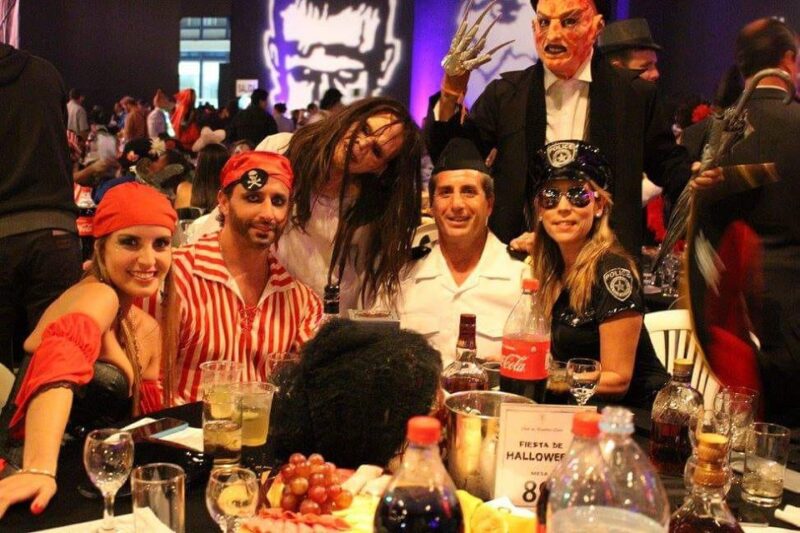 invitados en una mesa disfrutando de una hora lcoa terror